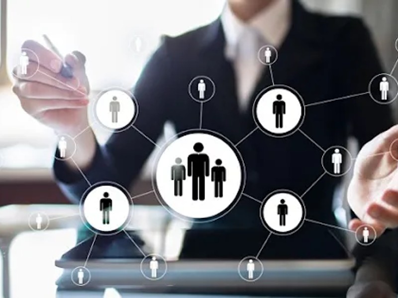 Hình ảnh một người chơi đang vui mừng chiến thắng khi sử dụng ứng dụng SBOBET, khuyến khích hành động đăng ký.