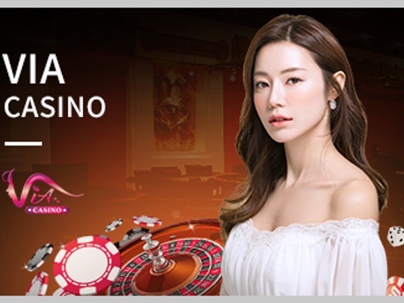 Bàn Baccarat tại sòng bạc trực tiếp với dealer chuyên nghiệp của sbotop.com